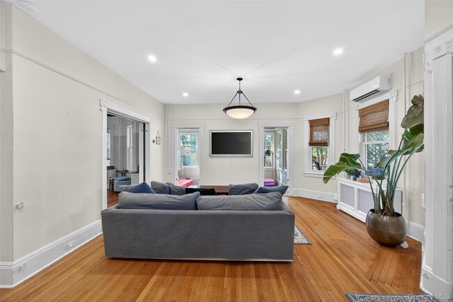 Building Photo - 121 Morris Ave