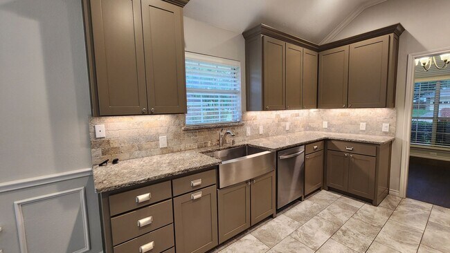 Building Photo - 3817 Yellowstone Pl