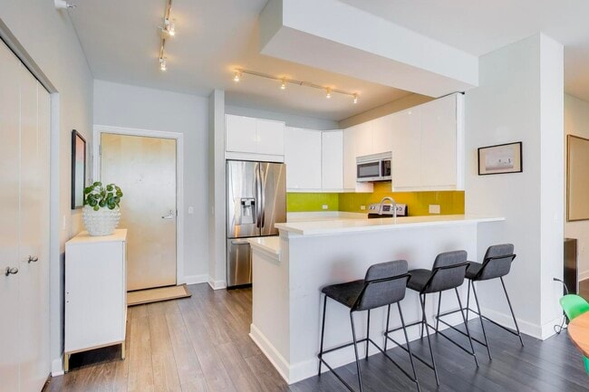 Building Photo - 1629 S Prairie Ave