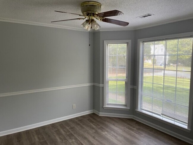 Building Photo - 12 Thomas Crossing Dr