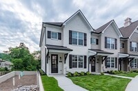 Building Photo - 2 Bed 2.5 Bath End Unit Townhome!