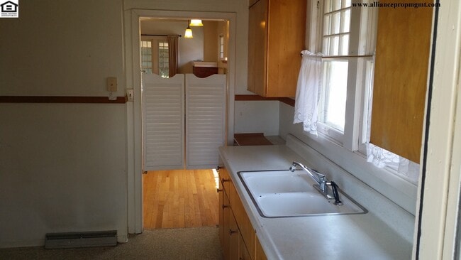 Building Photo - South 16th Beautiful Craftsman Style Apartment Close to MSU