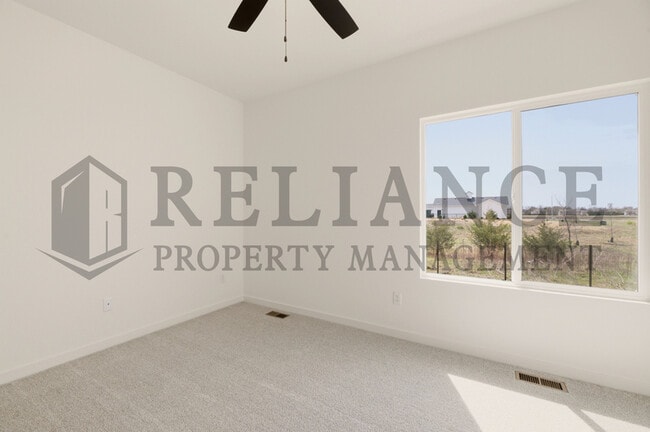 Building Photo - 5249 N Pinecrest Ct