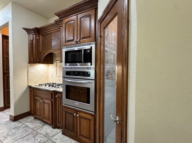 Building Photo - 8147 Shadow Lake Dr
