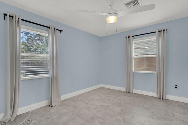 Building Photo - 501 SW 8th St