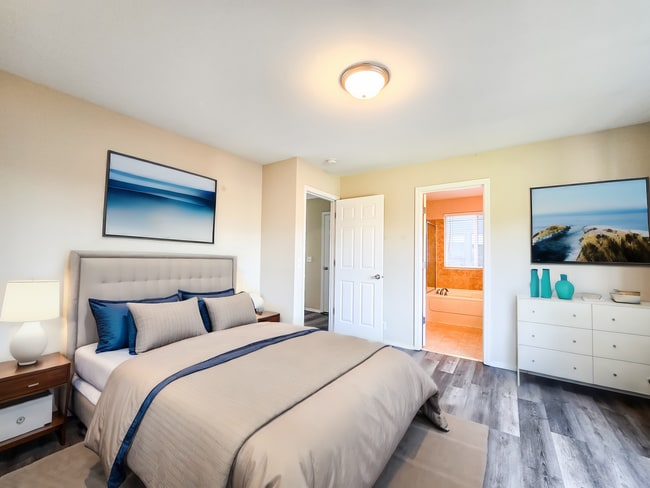 Building Photo - Broadway Area 3Bd/3.5Ba Townhouse!