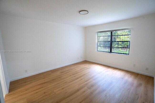 Building Photo - 136 S Cypress Rd