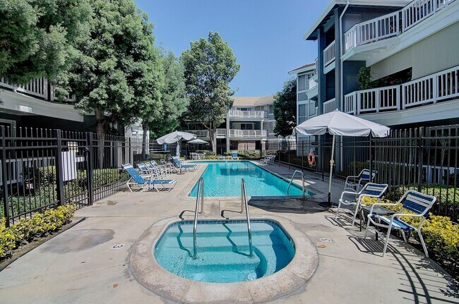 Building Photo - Remodeled 3 Bed Penthouse Condo