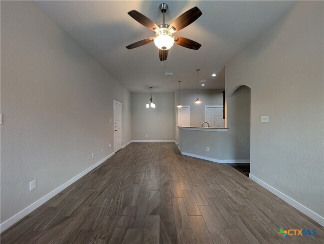 Building Photo - 549 Creekside Frst