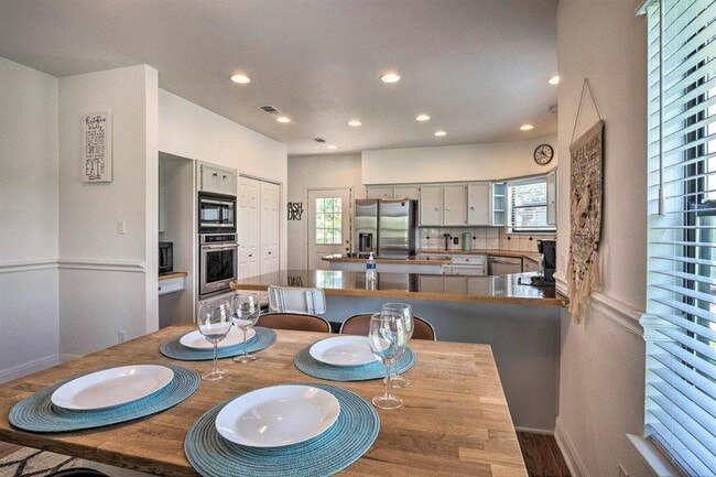 Building Photo - 15805 Richards Dr