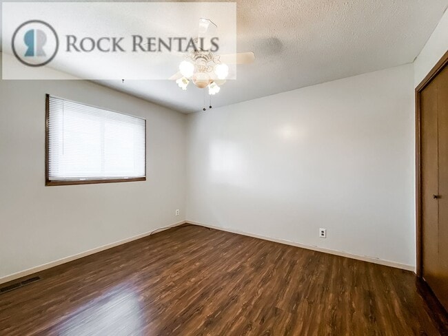 Building Photo - 903 E 24th Ave