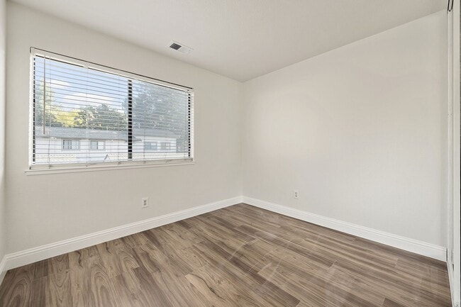 Building Photo - Remodeled 3-Bedroomn 2.5-Bathroom Townhome