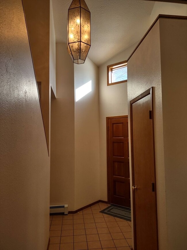 Building Photo - Spacious Downtown Townhome Available Now!