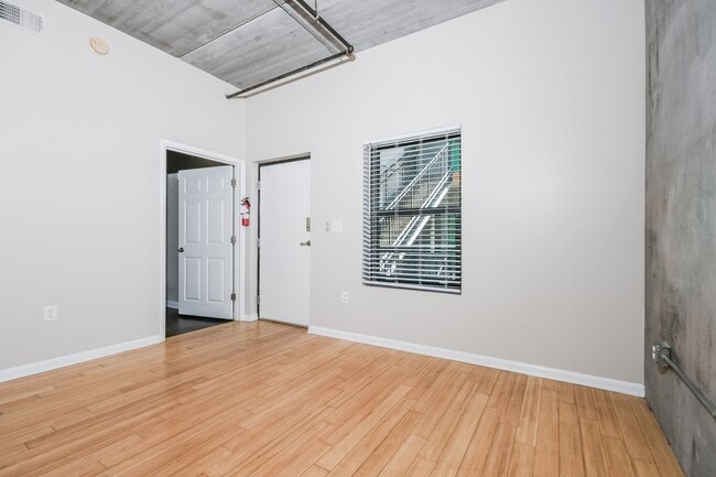 Building Photo - 1 bed / 1 bath w/Study - Move In Today!