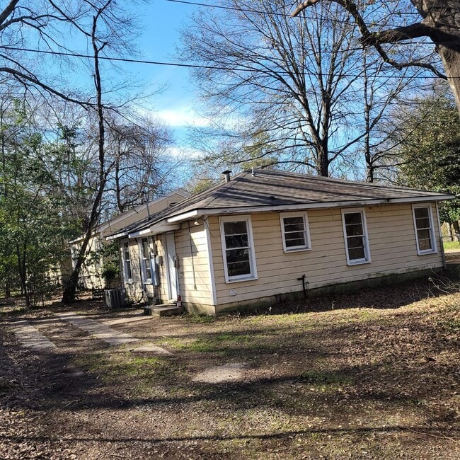 Building Photo - cute 2br 1 bath house.  recently updated
