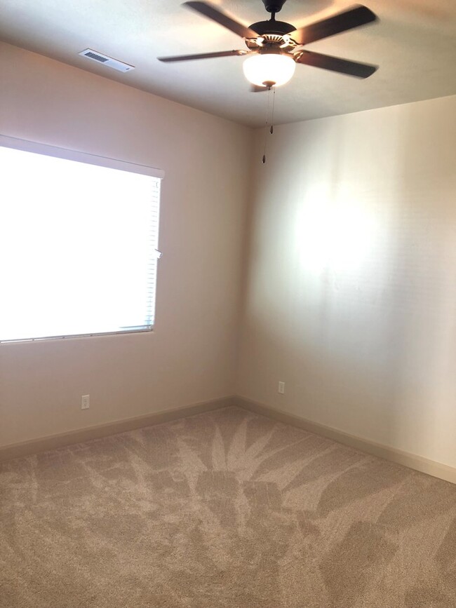 Building Photo - Townhome in Hurricane