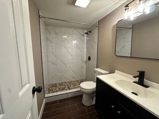 Building Photo - Welcome to this charming 3-bedroom, 2-bath...