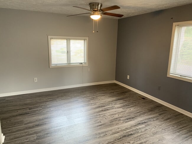 Building Photo - 8398 Oakwood Rd