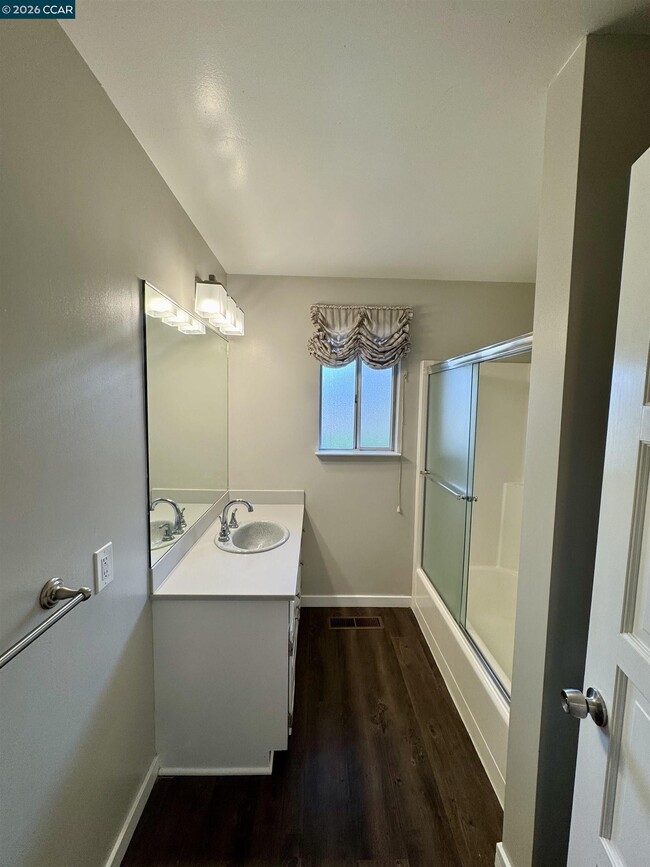 Building Photo - 62 Winding Glen