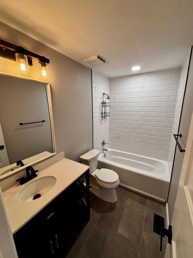 Building Photo - Stunning 5 Bedroom in the Coveted Kipling ...