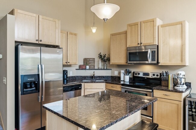 Building Photo - Spacious 3-Bedroom Townhome in Prime Savage/Prior Lake Location