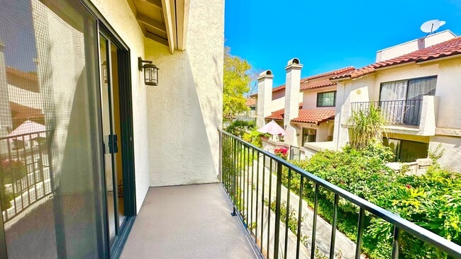 Building Photo - Beautiful, End Unit Condo, in the Very Des...