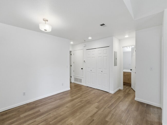 Building Photo - 5225 White Willow Dr