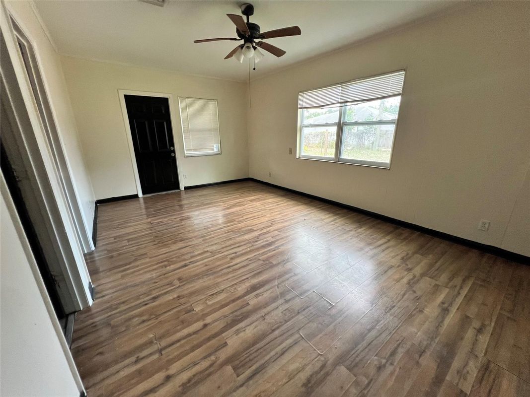 Building Photo - 347 SE 6th St