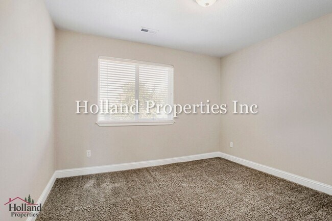 Building Photo - 21569 SW Susan Ln