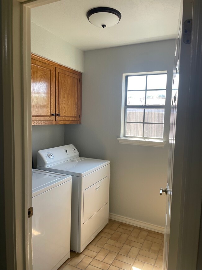 Building Photo - 1801 Woodstone Dr