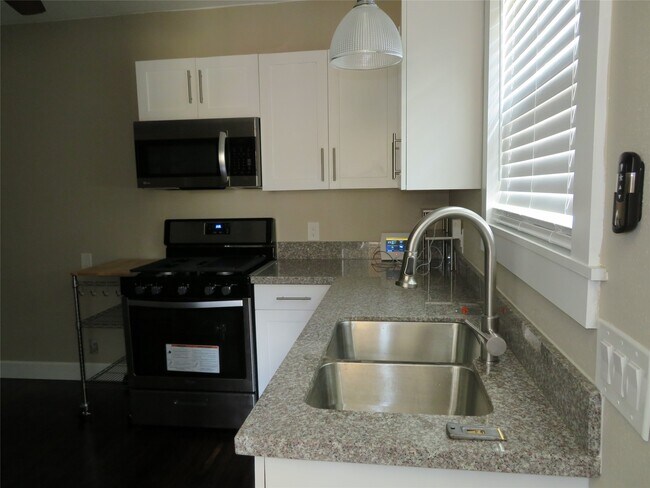 Building Photo - 12 Greenwood St