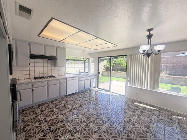 Building Photo - 46 Christamon W