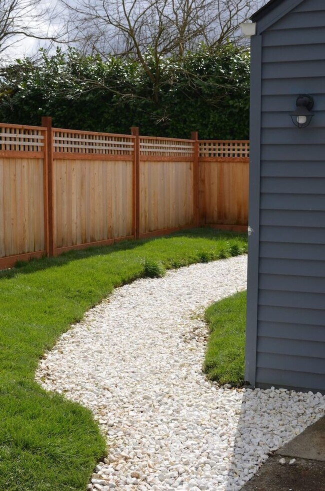 Building Photo - Charming studio ADU with private yard in White Center