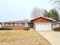Building Photo - 4 Bedroom, 2 Bathroom Brick Ranch Home For Lease in Peoria, IL