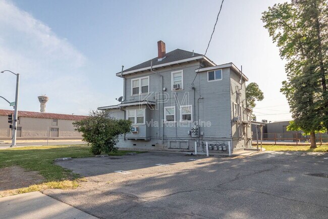 Building Photo - 121 E Lockeford St