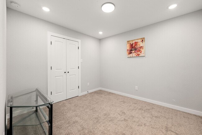 Building Photo - 8357 Tate St