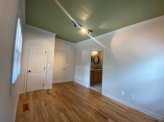 Building Photo - Room in House on Fargo St