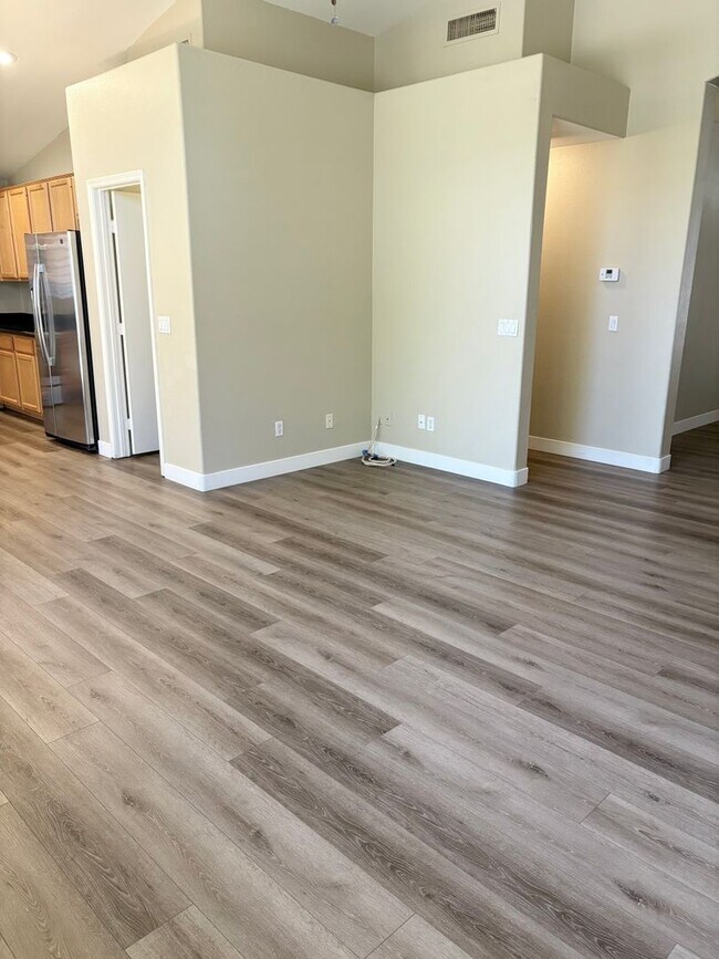 Building Photo - **BEAUTIFUL & SPACIOUS 3 BEDROOM/2 BATHROO...