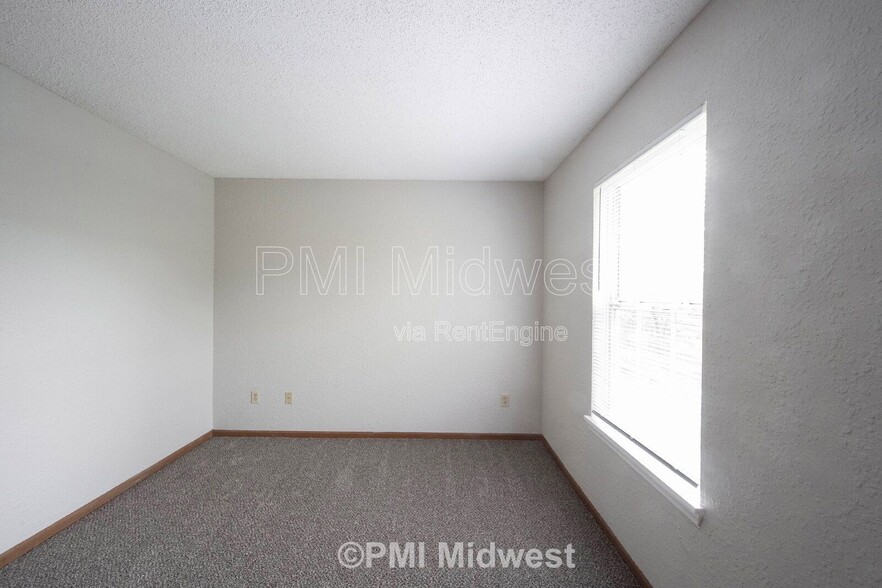 Building Photo - 10325 Liverpool Way