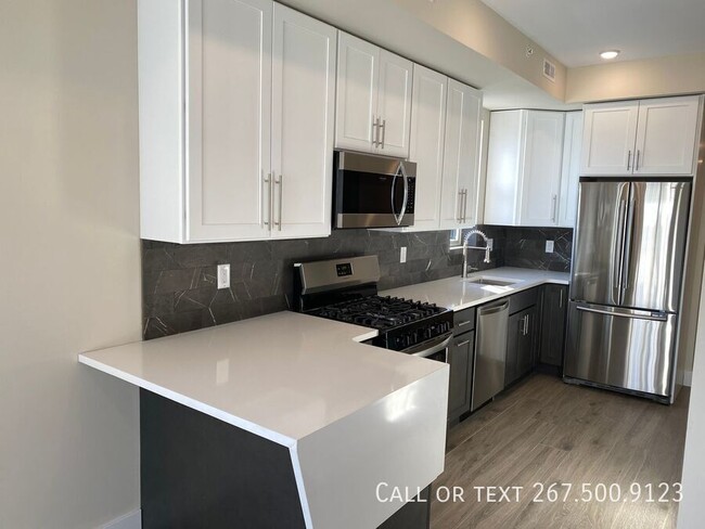 Building Photo - Gorgeous high end 2bd with W/D in unit. Ro...