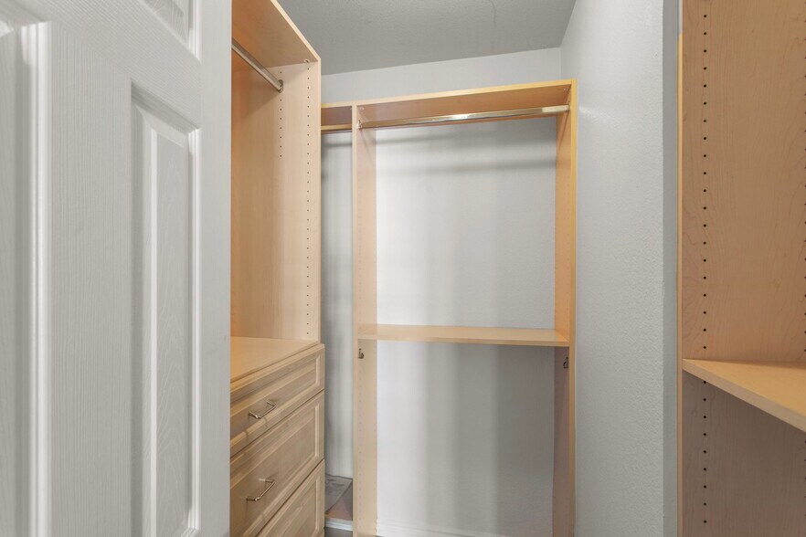 Walk-in Closet - 2320 Del Mar Way