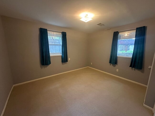 Building Photo - Luxury Living on Summit Ave! – Spacious 3B...