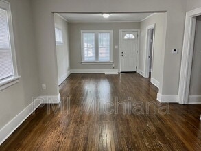 Building Photo - 221 E 8th St