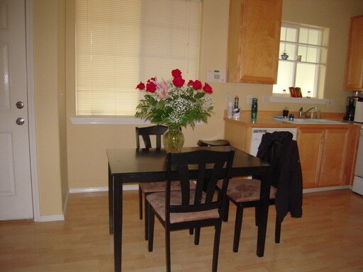 Building Photo - Fresh 3 bedroom - New Carpet new paint in Quatama area