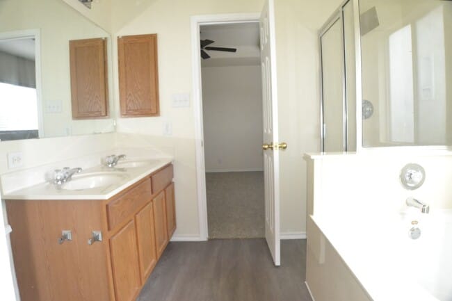 Building Photo - Beautiful 4 bedroom 3 bath 2 car garage ho...