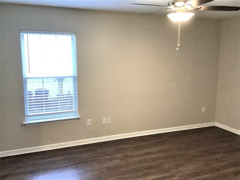 Building Photo - 1208 Williamsburg Dr