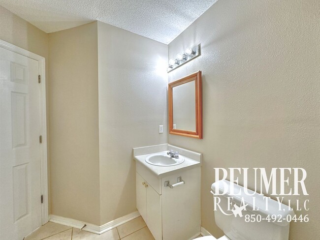 Building Photo - Charming 3br 2 bath Located 4 miles from NAS Back Gate