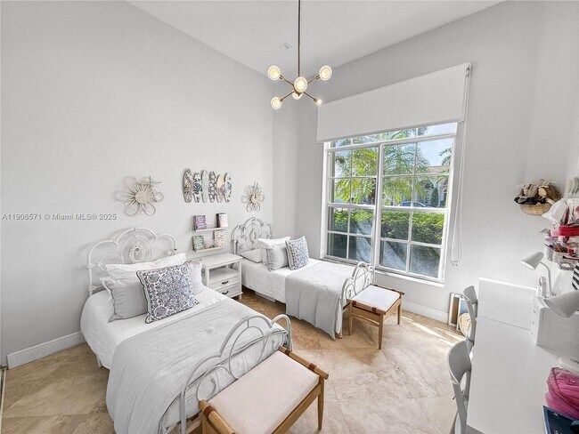 Building Photo - 2514 Poinciana Dr