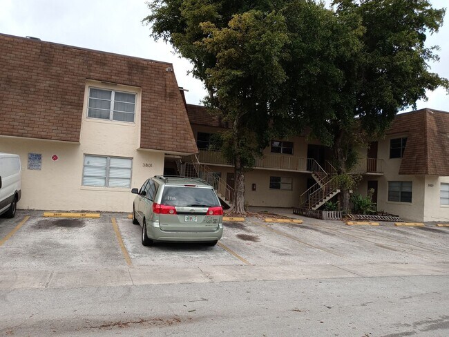 Building Photo - 3801 SW 59 Terr Davie, FL 33314