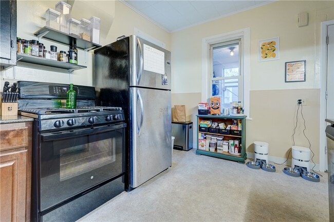 Building Photo - 284 Benton St